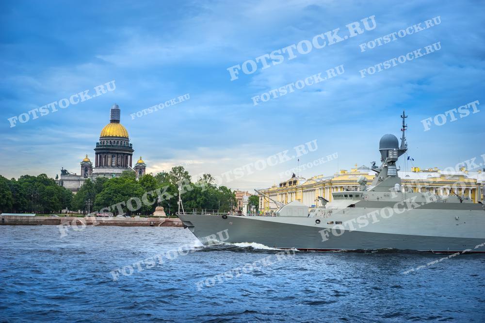 Фотография изображает военный катер на реке Неве. Этот снимок может быть использован для иллюстрации материалов про российский флот и военные праздники.